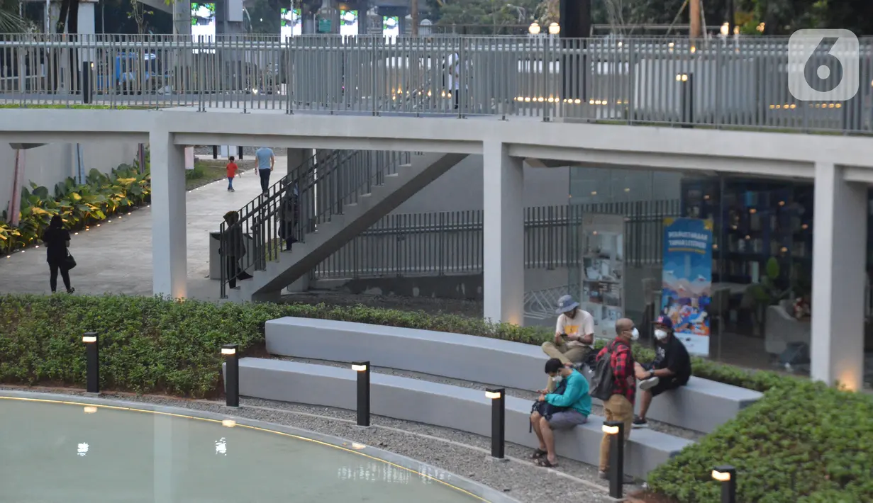 Warga menikmati suasana area Ampiteater Banda Taman Literasi Martha Christina Tiahahu di kawasan Blok M, Jakarta Selatan, Senin (19/9/2022). Taman Literasi Martha Christina Tiahahu diinisiasikan oleh PT Integrasi Transit Jakarta (ITJ). (Liputan6.com/Magang/Aida Nuralifa)