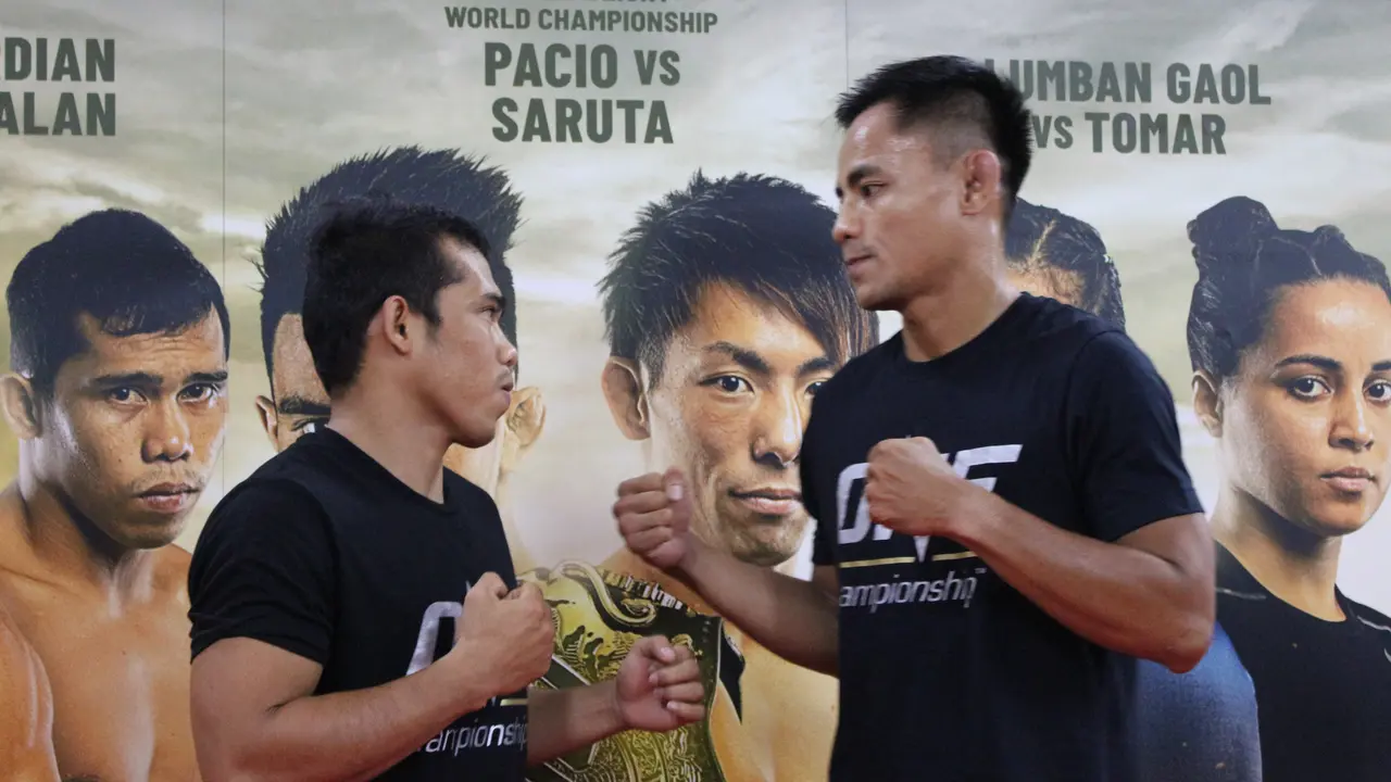 Stefer Rahardian (kanan) melawan Robin Catalan di kelas Strawweight ONE Championship
