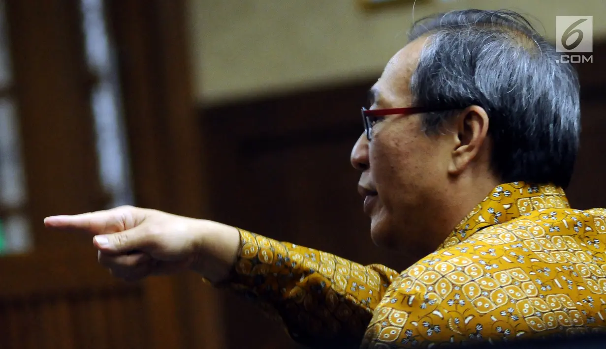 Pengusaha Made Oka Masagung saat menjawab pertanyaan Jaksa Penuntut Umum KPK pada sidang lanjutan dugaan korupsi proyek e-KTP dengan terdakwa Setya Novanto di Pengadilan Tipikor, Jakarta, Senin (22/1). (Liputan6.com/Helmi Fithriansyah)
