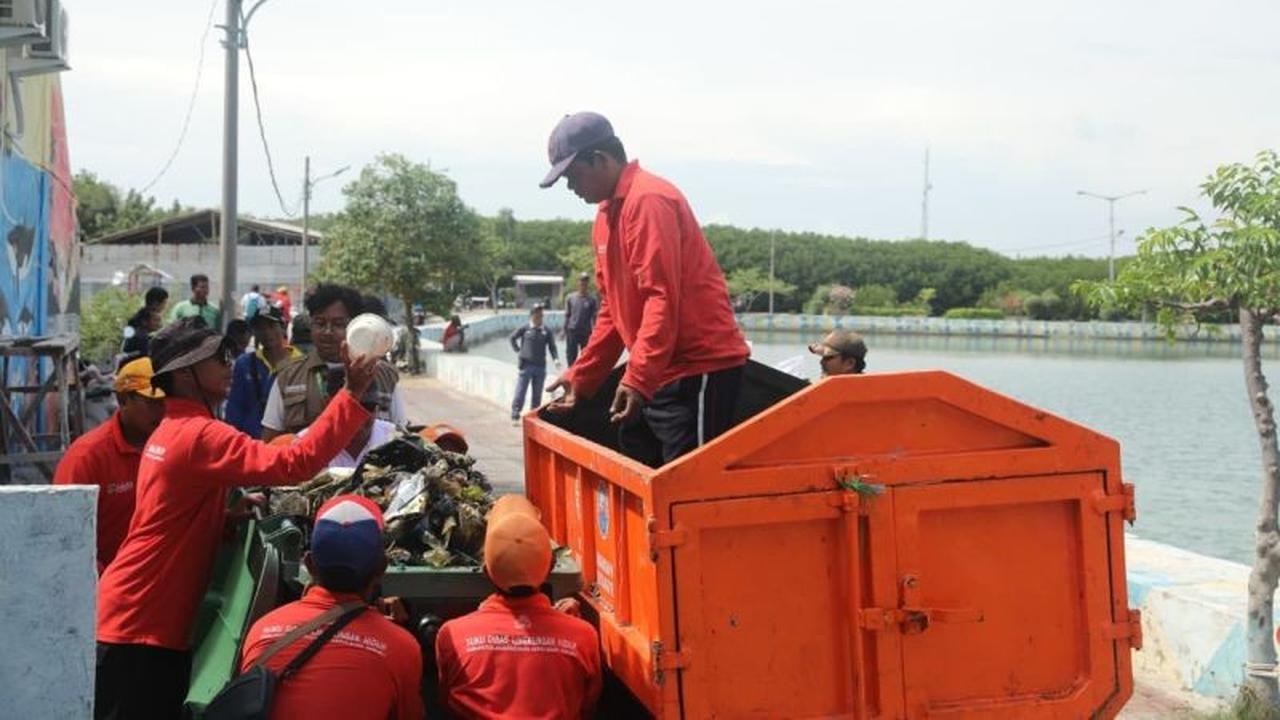 Sudin LH Angkut 2,9 Ton Sampah Tahun Baru di Kepulauan Seribu