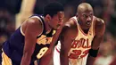 Pemain Los Angeles Lakers, Kobe Bryant menjaga pemain Chicago Bulls Michael Jordan saat bertanding pada kuartal keempat NBA  di United Center di Chicago pada 17 Desember 1997. Bryant telah terpilih menjadi All-Star sebanyak 18 kali. (AFP Photo/Vincent Laforte)