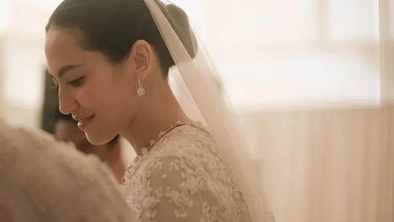6 Potret Pernikahan Pevita Pearce, Busana Pengantin Putih yang Memancarkan Pesona Melayu
