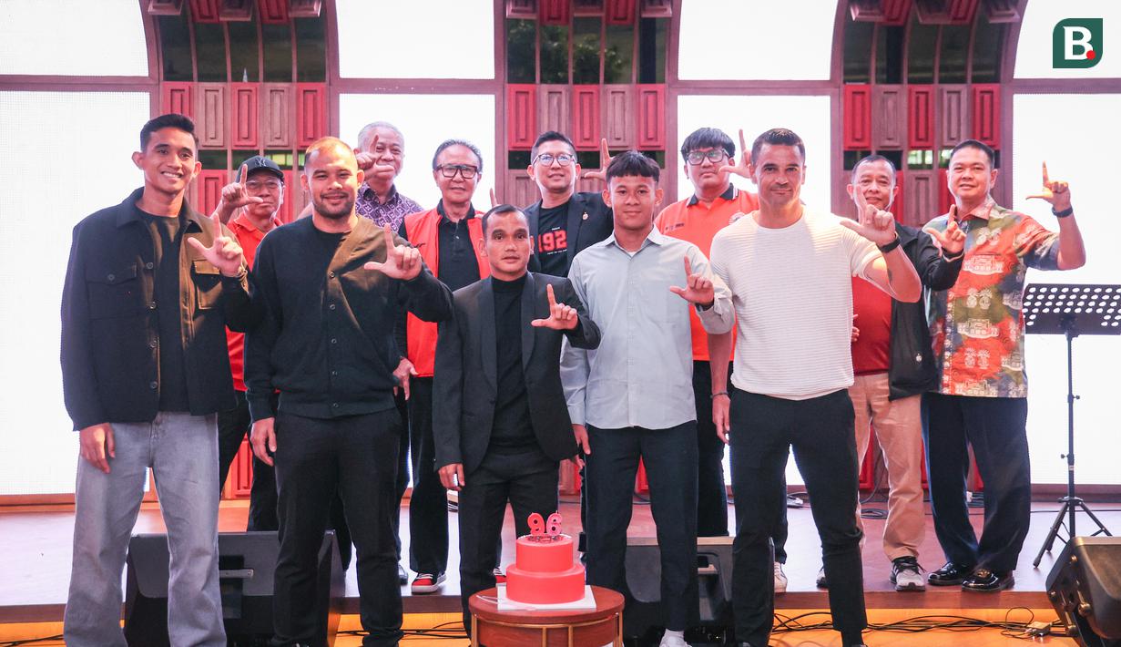 Perwakilan pemain Persija Jakarta (ki-ka), Rizky Ridho, Andritany Ardhiyasa, Riko Simanjuntak, Muhammad Zhahabi Gholy, dan pelatih Carlos Pena berfoto bersama pada acara perayaan Hari Ulang Tahun Persija ke-96 di Trinity Tower, Jakarta, Kamis (28/11/2024). (Bola.com/Abdul Aziz)