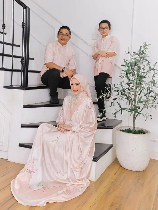 Bisa pilih kaftan warna peach fuzz yang jadi Pantone Color of the Year 2024 seperti yang dikenakan Adelia Pasha ini. [@adeliapasha]