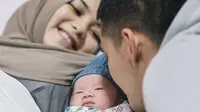 6 Potret Bayi Citra Kirana dan Rezky Aditya, Gemas Banget Pakai Topi Biru Sambil Julurkan Lidah