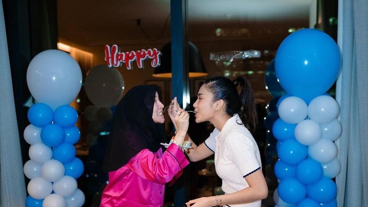 Momen menyuapi kue juga menambah keseruan ulang tahun Shandy, dan hadir pula Azizah Salsha untuk memeriahkan acara tersebut.<br>