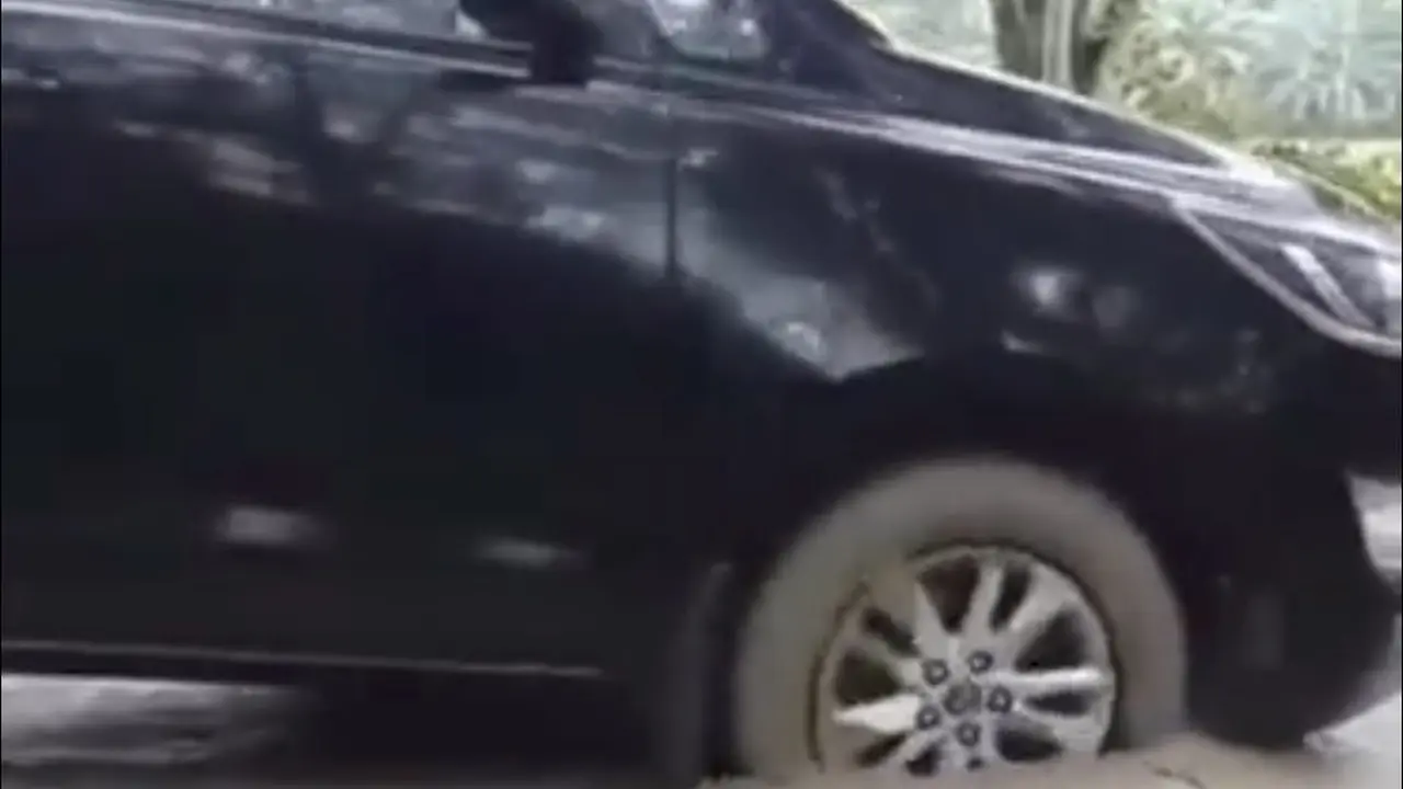 Mobil pelat Merah
