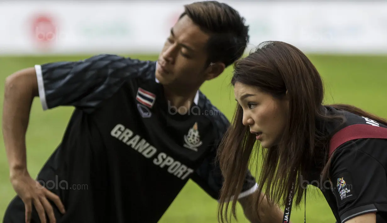 Manajer Timnas Thailand, Watanya Wongopasi, berdiskusi dengan official usai melawan Indonesia pada laga SEA Games di Stadion Shah Alam, Selangor, Selasa (15/8/2017). Kedua negara bermain imbang 1-1. (Bola.com/Vitalis Yogi Trisna)