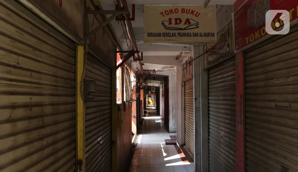 Suasana salah satu lorong kios pedagang di kawasan Pasar Cileungsi, Kabupaten Bogor, Selasa (2/6/2020). Penutupan sementara kegiatan jual beli di Pasar Cileungsi terkait adanya tujuh pedagang yang positif terinfeksi virus COVID-19. (Liputan6.com/Helmi Fithriansyah)
