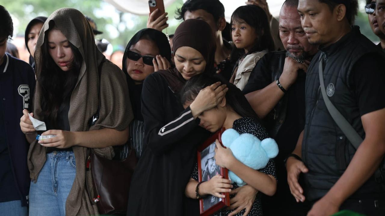 FOTO: Duka Mendalam Mengiringi Pemakaman Gary Iskak di Tanah Kusir