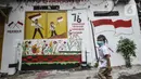 Anak-anak bermain di "Kampung Merdeka" RW 04 Kelurahan Kebon Melati, Tanah Abang, Jakarta, Rabu (11/8/2021). Warga setempat menyulap permukiman padat yang berada di antara gedung bertingkat itu menjadi "Kampung Merdeka". (merdeka.com/Iqbal S Nugroho)