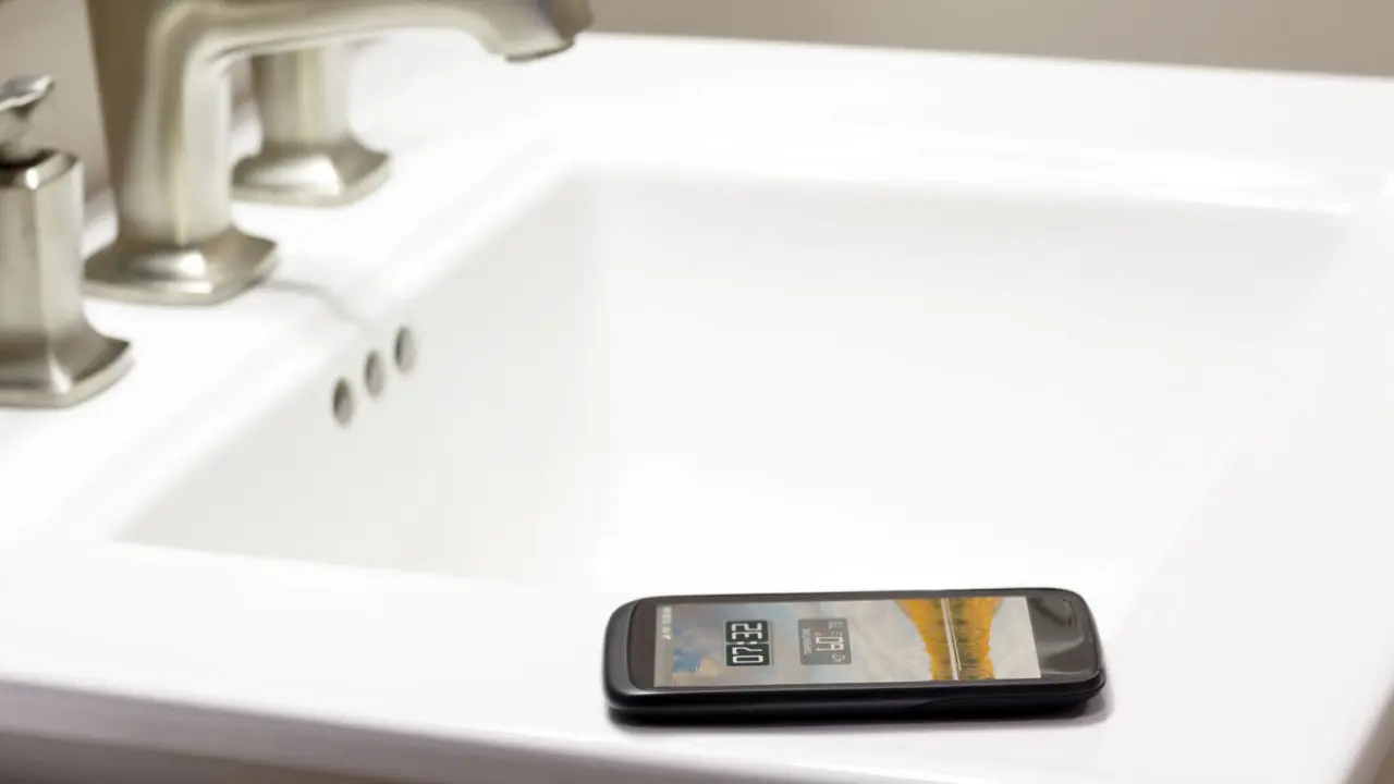Jangan letakkan ponsel di kamar mandi