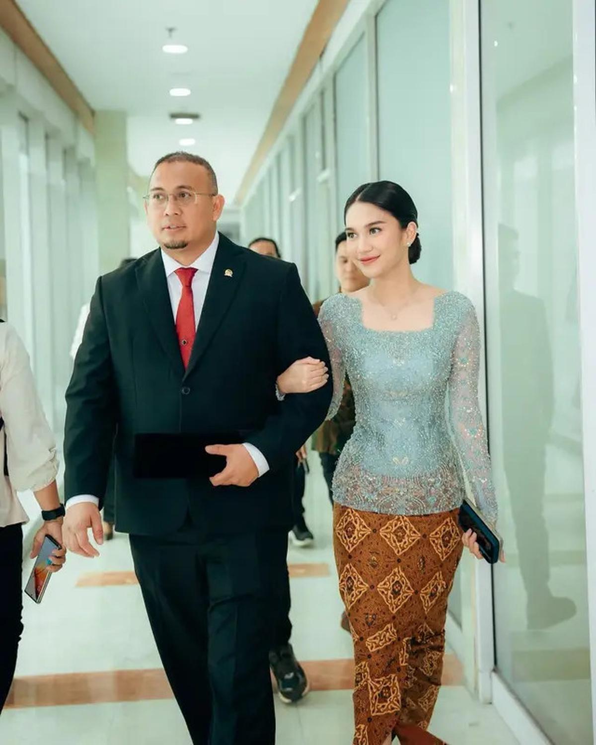 Potret 6 Artis Dampingi Ayah di Acara Pelantikan, Asila Maisa Tampil Memesona