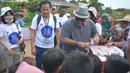 Jajaran direksi Diamond Group beserta karyawan membagikan es krim kepada anak-anak pengungsi gempa Lombok saat kegiatan CSR Diamond Group Peduli  di Dusun Trengan Timur, Kecamatan Pamenang, Sabtu (8/9). (Liputan6.com/HO/Eko)