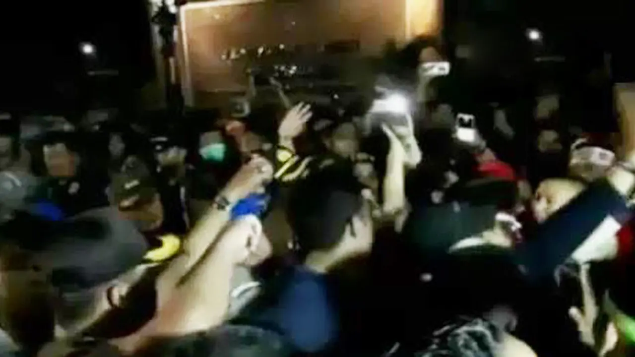Detik-Detik Pembubaran Massa Pendukung Ahok oleh Polisi