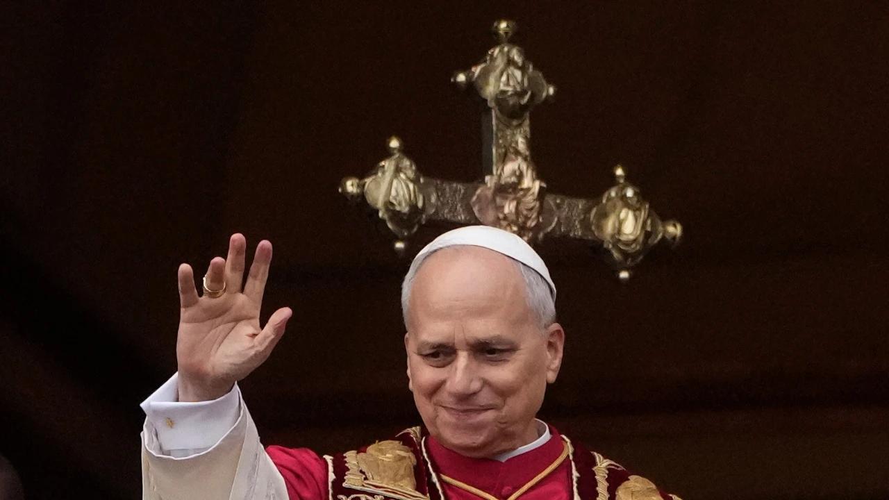 FOTO: Paus Leo XIV Sampaikan Pesan Damai Natal dan Serukan Perdamaian Dunia dari Vatikan