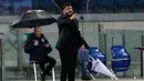 Pelatih AC  Milan, Gennaro Gattuso menginstruksikan pemainnya saat bertanding melawan Lazio pada laga Serie A Italia di stadion Olimpiade Roma (25/11). AC Milan dan Lazio bermain imbang 1-1. (AP Photo/Gregorio Borgia)