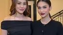 Kehadiran mereka tak luput dari perhatian, terutama karena gaya serba hitam mereka yang elegan namun berbeda satu sama lain. . [@ochiipramita/@aaliyah.massaid].
