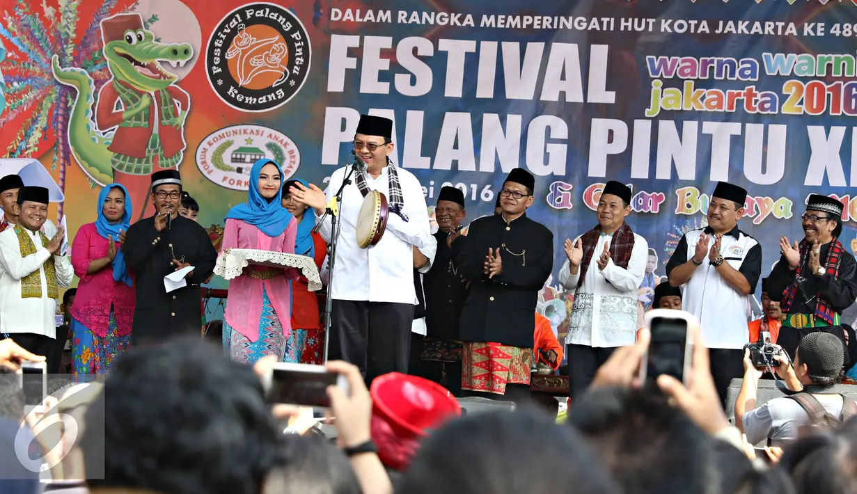 Gubernur DKI Jakarta Basuki T Purnama membuka Festival Palang Pintu 2016 di Jakarta, Sabtu (28/5). Event tahunan tersebut diselenggarakan dalam rangka merayakan HUT ke-489 DKI Jakarta yang digelar pada 28-29 Mei 2016. (Liputan6.com/Immanuel Antonius)