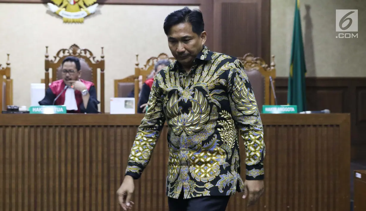 Anggota Komisi VI DPR RI Bowo Sidik Pangarso saat menjalani sidang pembacaan dakwaan di Pengadilan Tipikor, Jakarta, Rabu (14/8/2019). Bowo Sidik Pangarso didakwa dalam kasus dugaan suap dan gratifikasi terkait kerja sama pengangkutan dengan PT HTK. (Liputan6.com/Helmi Fithriansyah)