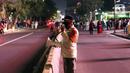 Satpol PP melakukan imbauan menggunakan pengeras suara terhadap warga yang berkerumun di kawasan Bundaran HI, Jakarta, Jumat (31/12/2021). Petugas gabungan melarang perayan malam pergantian tahun di wilayah Jakarta untuk mencegah penyebaran COVID-19. (Liputan6.com/Angga Yuniar)
