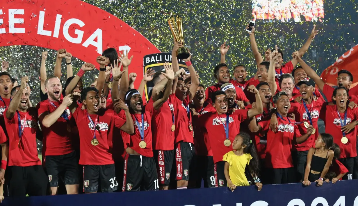 Para pemain Bali United merayakan gelar juara Liga 1 2019 di Stadion Kapten I Wayan Dipta, Bali, Minggu (22/12). Bali berada di peringkat satu dengan meraih 64 poin. (Bola.com/Aditya Wany)