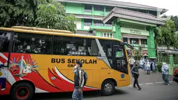 Bus sekolah terparkir di depan SMK Negeri 15 usai pembelajaran tatap muka (PTM), Kebayoran Baru, Jakarta Selatan, Jumat (3/9/2021). Dishub DKI Jakarta melalui Unit Pengelola Angkutan Sekolah mengoperasikan 70 bus sekolah yang melayani 20 rute reguler dan 13 rute zonasi. (Liputan6.com/Faizal Fanani)