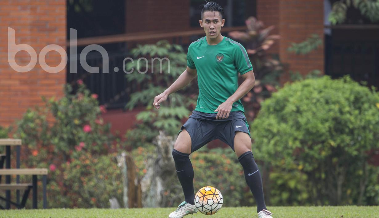 Bek Persija, Ryuji Utomo, mengontrol bola saat mengikuti seleksi Timnas Indonesia U-22 di Lapangan SPH Karawaci, Banten, Selasa (28/2/2017). (Bola.com/Vitalis Yogi Trisna)