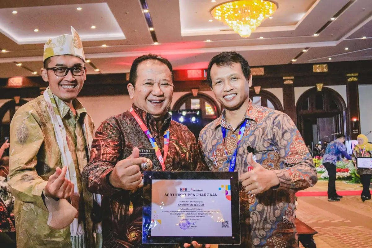 Bupati Jember Hendy Siswanto (Tengah) menerima penghargaan Capai Indeks Pencegahan Korupsi Tertinggi di 2021 (Istimewa)