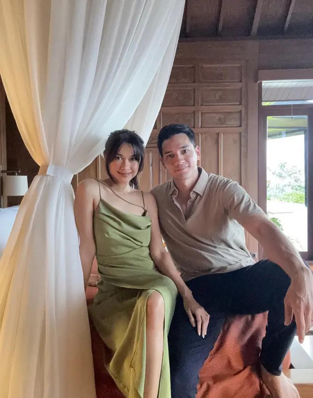 Nana Mirdad dan Andrew White dikenal sebagai pasangan yang selalu kompak dan harmonis dalam gaya busana mereka.