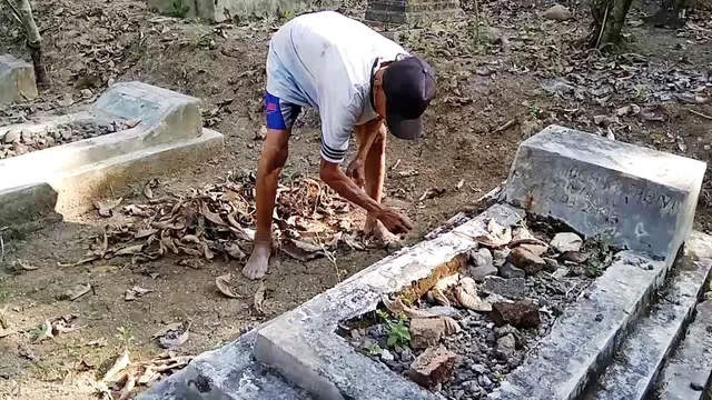 Calon jamaah haji tertua di Banyumas, Ahmadi (91) yang juga penjaga makam membersihkan area makam tiap hari. (Foto: Liputan6.com/Muhamad Ridlo)
