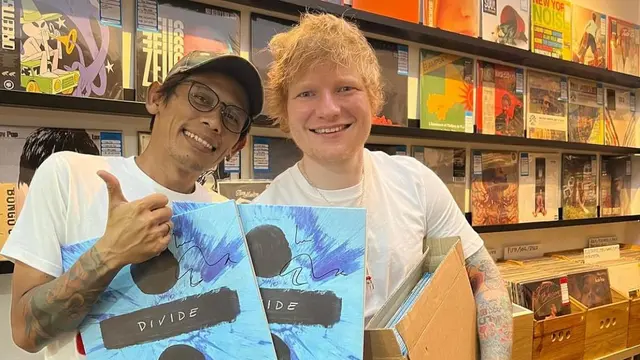 Ed Sheeran berfoto dengan pemilik toko vinyl Jajan Kaset saat mampir ke Pasar Santa, saat menyambangi Jakarta untuk konsernya.