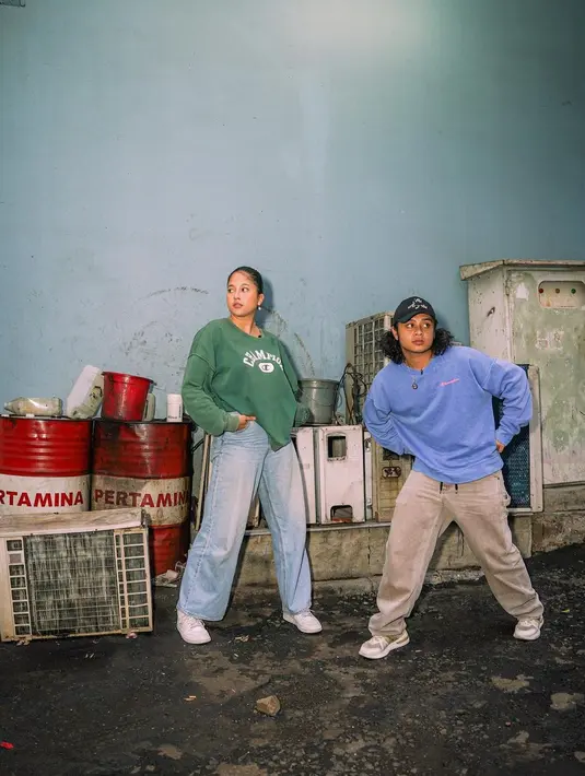 Sitha Marino tampil bergaya maskulin kenakan sweater lawas warna hijau dengan straight light jeans [@bastiansteel]