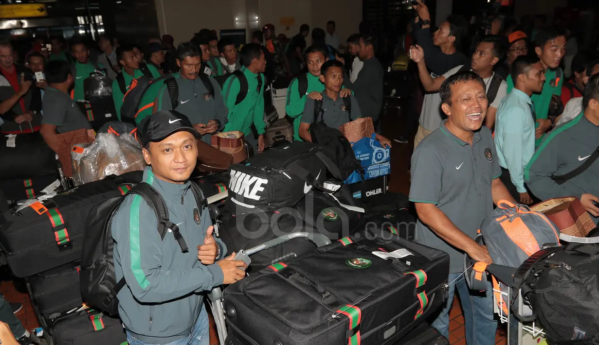 Official Timnas Indonesia beserta rombongan saat tiba di Bandara Soekarno-Hatta, Tangerang, (08/12/2016). (Bola.com/Nicklas Hanoatubun)