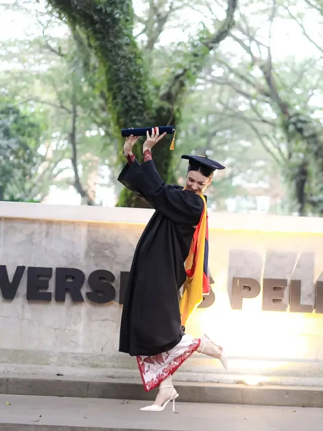 Mawar Eva de Jongh saat wisuda. [@vanz_photoarts]