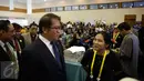 Menkominfo Rudiantara berbincang dengan pewarta saat meninjau ruangan International Media Center KTT Luar Biasa Ke-5 Organisasi Kerjasama Islam (OKI) di Jakarta Convention Center, Jakarta, Minggu (6/3/2016). (Liputan6.com/Faizal Fanani) 