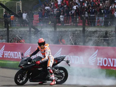 Aksi Marc Marquez saat mencoba motor All New Honda CBR250RR di sirkuit Sentul, Jawa Barat, Selasa (25/10). PT Astra Honda Motor menunjukan performa dinamis All New Honda CBR250RR dengan kekeuatan penuh. (Liputan6.com/Angga Yuniar)