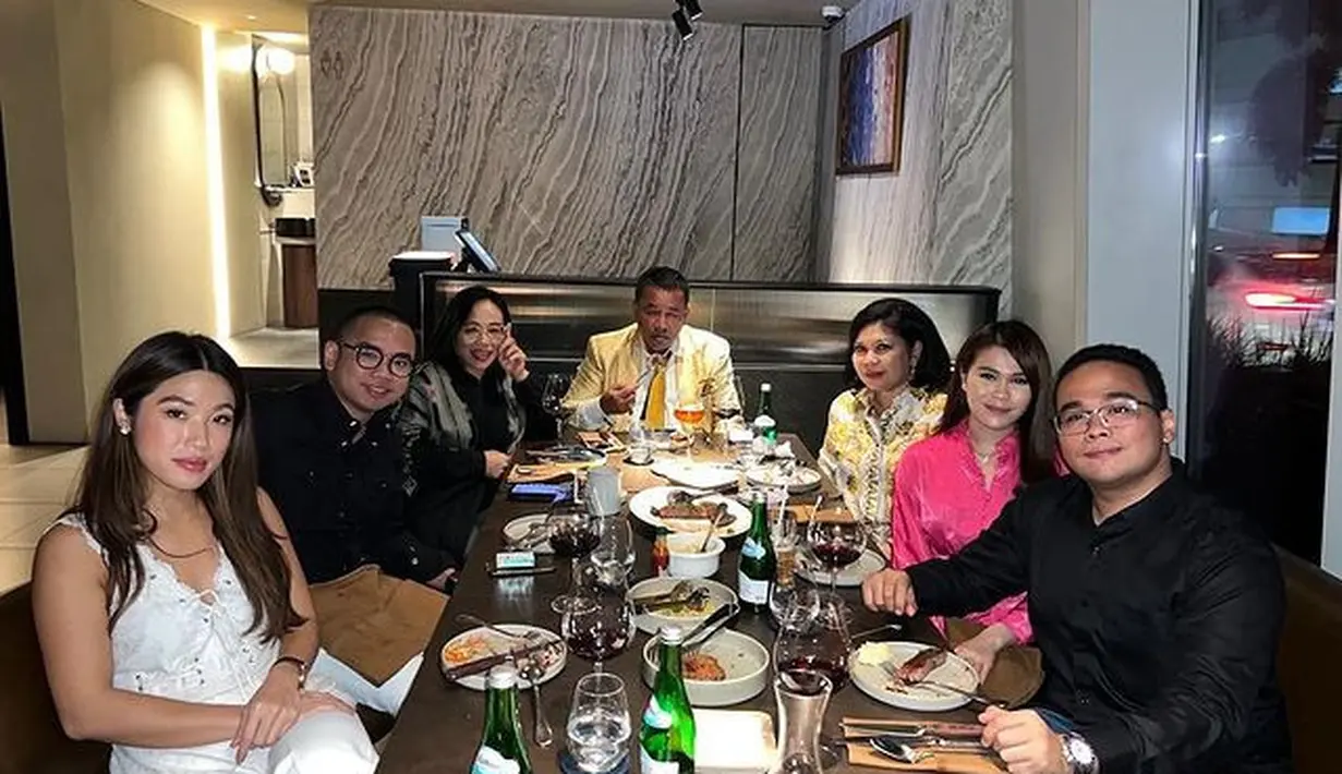 Foto lain menampilkan Hotman Paris dan keluarga berpose menghadap meja makan. Sebagai suami sekaligus kepala keluarga, ia memastikan istrinya hanya satu. Bukan baru satu. “Dinner keluarga di Ultah Notaris Agustianne Marbun SH MHum (istri satu satunya hotman paris) bukan baru satu,” ungkapnya. Belasan ribu orang mengirim tanda hati untuk unggahan manis ini. (Foto: Dok. Instagram @hotmanparisofficial)