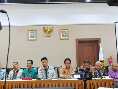 Anggota Dewan Energi Nasional (DEN) memaparkan hasil sidang ke 19 di Kementrian ESDM, Jakarta, Senin (14/11). Sidang tersebut membahas perkiraan pencapaian target energi baru terbarukan untuk tahun 2017. (Liputan6.com/Angga Yuniar)