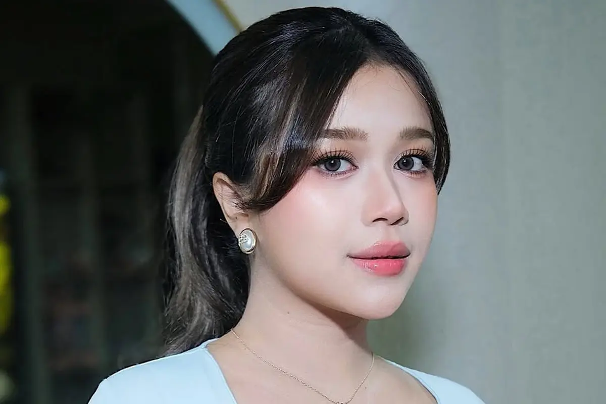 Brisia Jodie Tampil Manis Bak Boneka dengan Fresh Makeup Look Bernuansa Pink