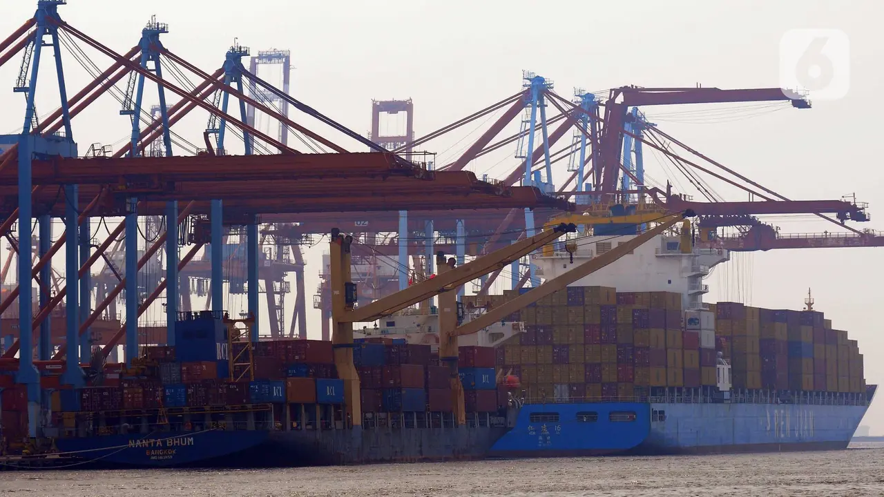 Bongkar muat peti kemas di Pelabuhan Tanjung Priok
