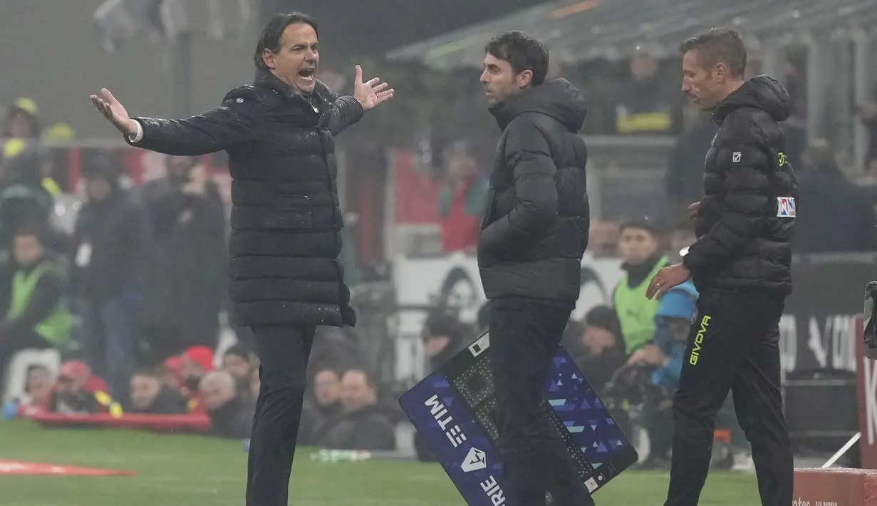 Reaksi pelatih Inter Milan, Simone Inzaghi usai diganjar kartu kuning oleh wasit Andrea Colombo saat menghadapi AC Milan pada laga pekan ke-33 Serie A Liga Italia 2023/2024 di San Siro Stadium, Milan, Senin (22/4/2024). (AP Photo/Luca Bruno)