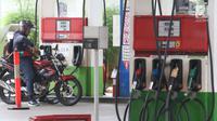 Pengendara mengisi BBM di SPBU Jakarta, Minggu (10/2). Hari ini BBM kembali diturunkan Pertamina adapun penurunan harga BBM ini, untuk wilayah Jabodetabek, harga Pertamax Turbo diturunkan dari Rp 12.000 jadi Rp 11.200 per liter.(Liputan6.com/AnggaYuniar)