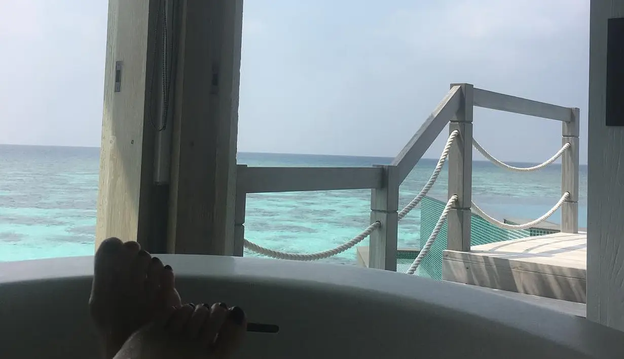 Meski nampaknya Pattie agak kesulitan untuk menikmati liburan, namun sepertinya ia tak menyia-nyiakan waktu untuk berbahagia. (instagram/pattiemallete)