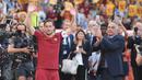 Legenda AS Roma, Francesco Totti, menyapa supporter saat laga terakhirnya bersama Serigala Roma di Stadion Olimpico, Roma, Minggu (28/5/2017). Selama 25 tahun Totti berkarier di AS Roma. (EPA/Claudio Peri)