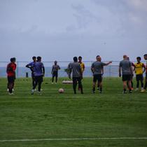 Pelatih Bali United Johnny Jansen saat memimpin sesi latihan Bali United di Bali United Training Center, Kamis (26/6/2025). (Bola.com/Alit Binawan)