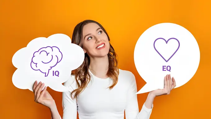 Seorang perempuan menengok ke samping sambil memegang tulisan IQ dan EQ (Foto Dok: Freepik/eva058929)