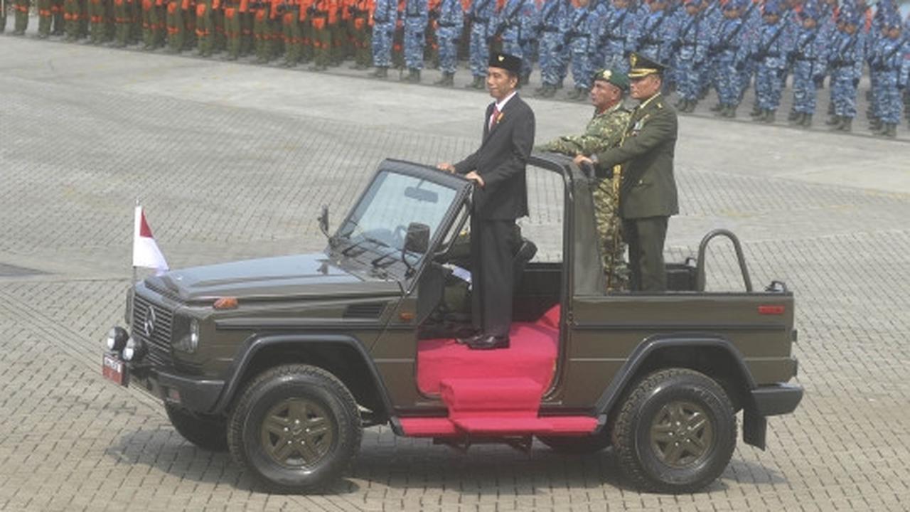 Peringatan HUT TNI, Jokowi kelilingi pasukan naik jip