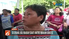 Emosi ibu ini tak bisa lagi dibendung, manakala ia ditolak petugas karena diminta mengantre pembagian makanan ringan gratis di Pesta Rakyat.