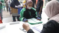 Dinas Sosial (Dinsos) Kota Tangerang salurkan Bantuan Sosial Tunai (BST) di Transmart Cikokol, Kota Tangerang, Kamis (20/10/2022). (Foto:Liputan6/Pramita Tristiawati)